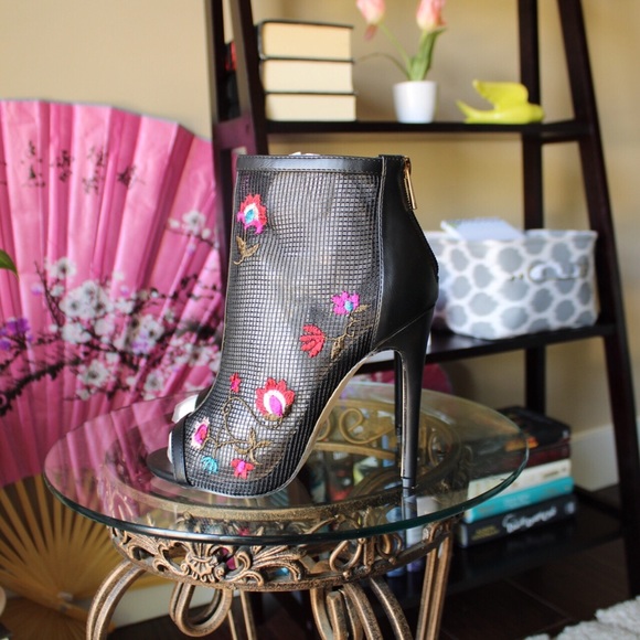 ✨NIB Marissa Floral Embroidered Mesh Caged Heels - Picture 7 of 15